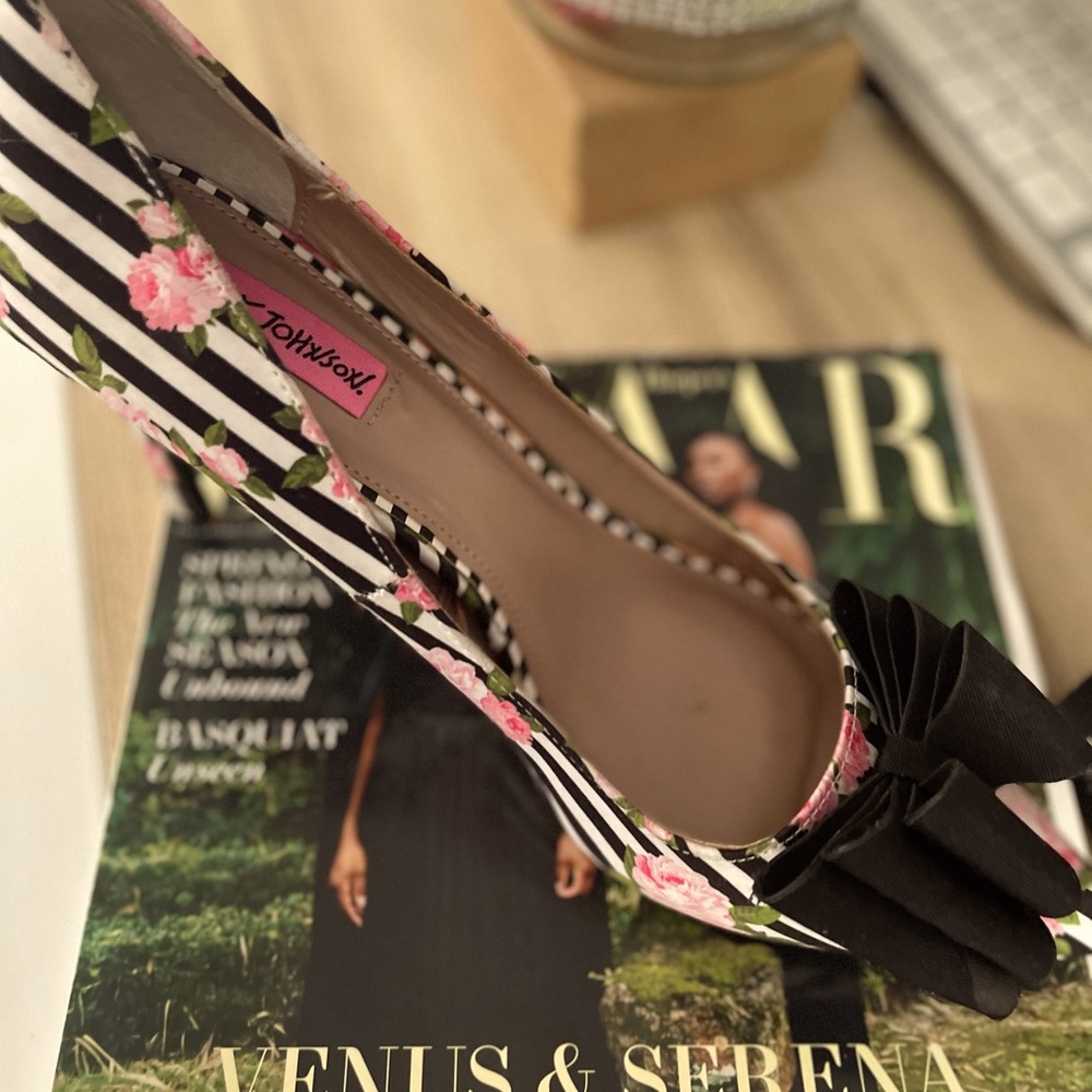 Stepping Stripes in these BETSEY PUMPS w/ bow PUMPS👠